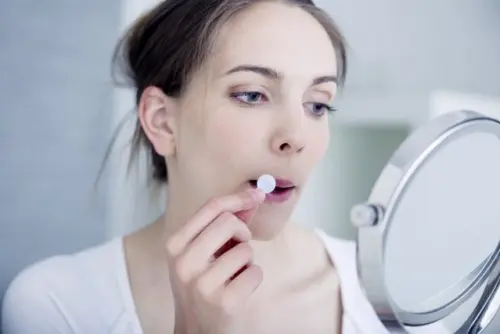 Герпес на губі: лікування, причини та швидкі способи позбавлення