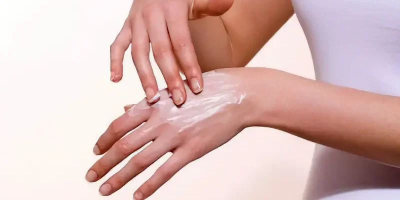 Ефективні способи лікування тріщин на руках вдома: покрокова інструкція