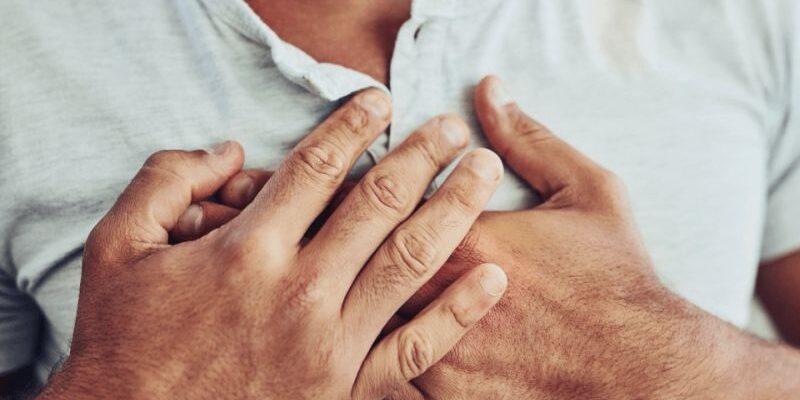 Колючий біль під лівою груддю: причини, діагностика та лікування