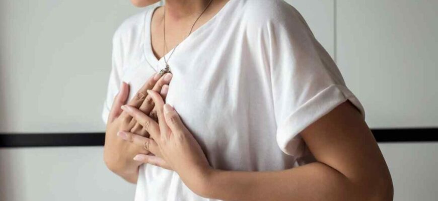 Колючий біль під правою груддю: причини, симптоми та діагностика