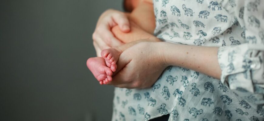 Коли безпечно піднімати дитину після кесаревого розтину: рекомендації лікарів