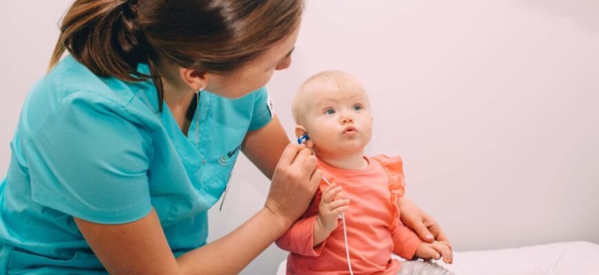 Коли новонароджені починають чути: розвиток слуху від народження