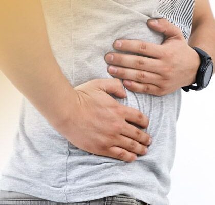 Ниючий біль з лівого боку живота: причини, симптоми та лікування