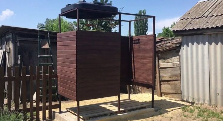 Обшивка літнього душу: найкращі матеріали та рішення для вашого комфорту