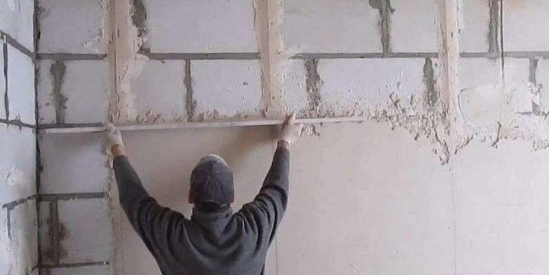 Оптимальні матеріали для штукатурки цегляних стін: поради експертів