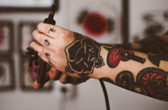 Оптимальний догляд: чим мазати тату після зняття захисної плівки