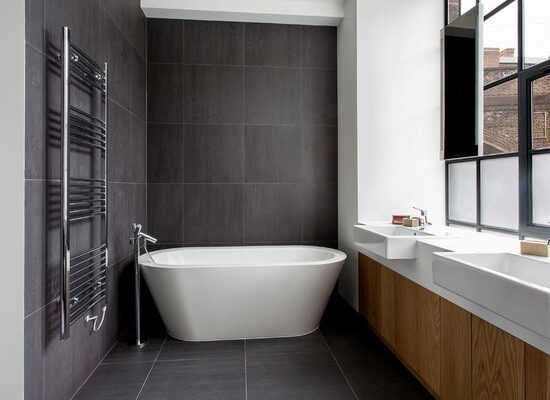 Ось оптимізований заголовок для вашої статті:  
Чим обклеїти стіни у ванній: найкращі матеріали та поради