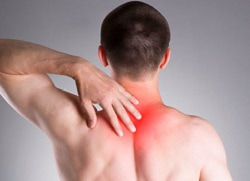 Пекучий біль між лопатками: причини, лікування і профілактика