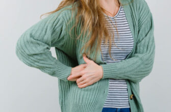 Причини та можливі діагнози болю під правими ребрами: що варто знати