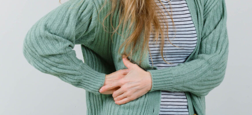 Причини та можливі діагнози болю під правими ребрами: що варто знати