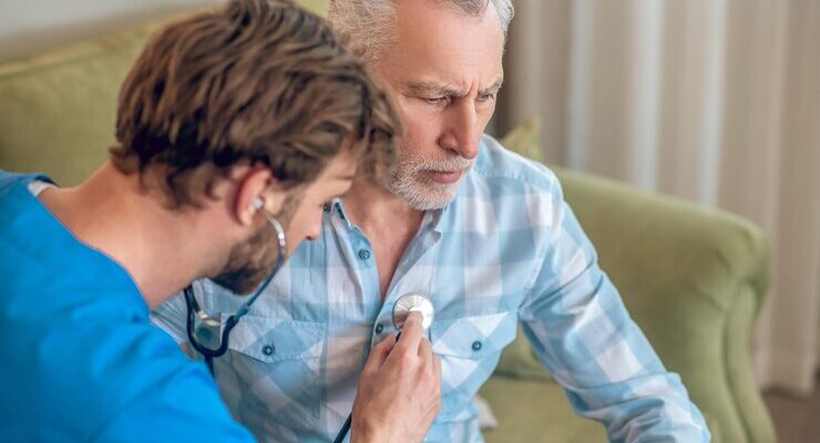 Реабілітація пенсіонерів після інсульту: ключові етапи відновлення