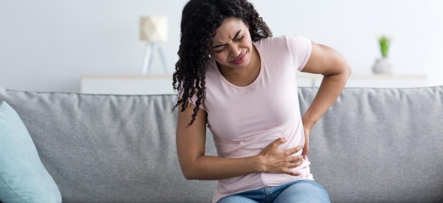 Що означає біль з правого боку внизу живота: можливі причини та лікування