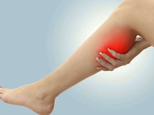 Що робити, якщо відчуваєте біль в нозі: причини та лікування