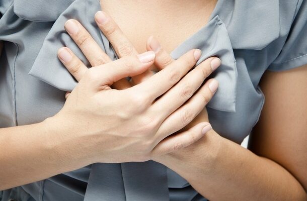 Що робити при болю в грудях посередині: практичні поради та рішення