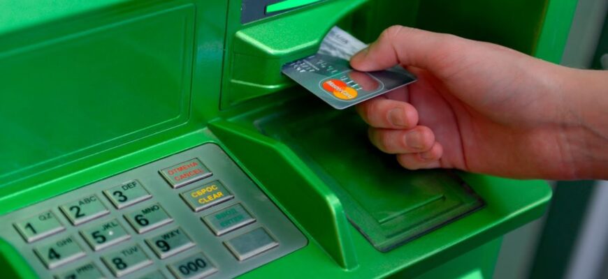 Скільки готівки можна зняти в банкоматі за день: обмеження та поради