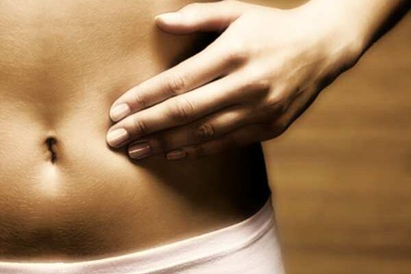 Тягне низ живота після місячних: можливі причини та що робити?