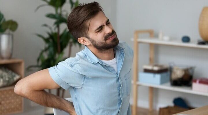 Відчуваєте біль у правому боці? Причини, симптоми та лікування