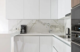 Вибір ідеальних матеріалів для покриття стін на вашій кухні