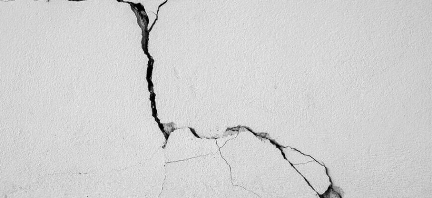 Як ефективно та безпечно замазати тріщини в стінах: практичні поради