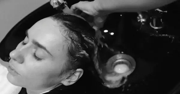 Як ефективно та безпечно змити фарбу для волосся зі шкіри: поради та методи