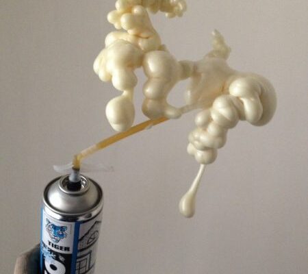 Як ефективно відмити монтажну піну з одягу: поради та засоби