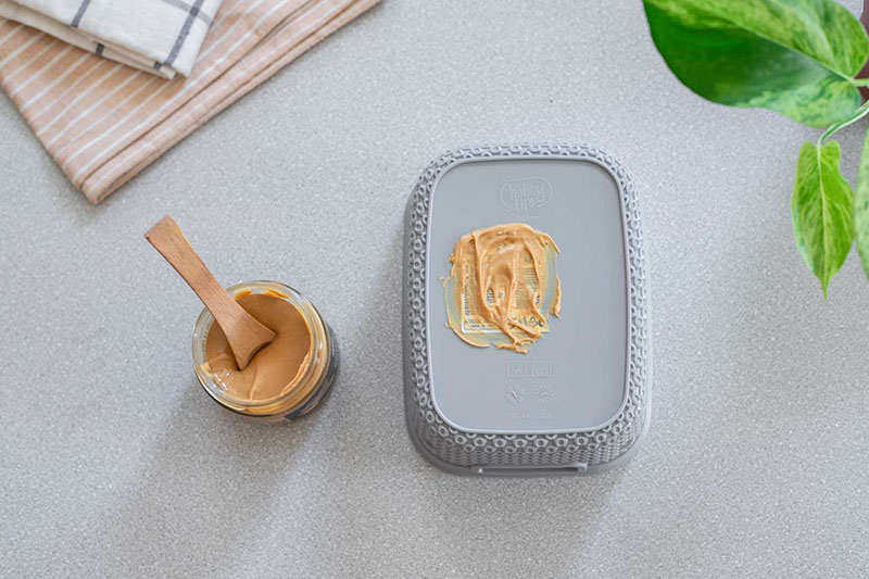 Як видалити залишки наклейок із пластику?