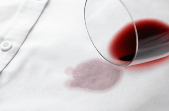 Як ефективно вивести плями червоного вина з білого одягу вдома