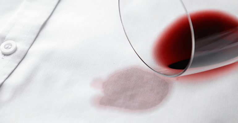 Як ефективно вивести плями червоного вина з білого одягу вдома