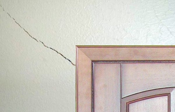 Ніж усередині бетонної, цегляної, панельного або нового будинку ...