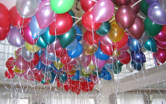 Як надути повітряні кульки, щоб вони літали: ефективні способи