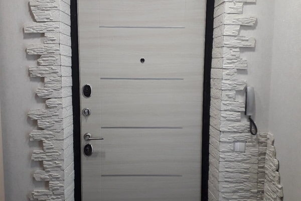 Як обклеїти вхідні двері: найкращі матеріали та ідеї для дому