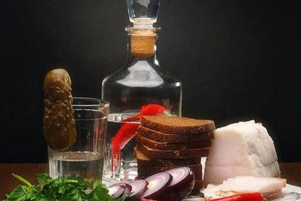 Як правильно та смачно заправити самогон: найкращі інгредієнти та рецепти