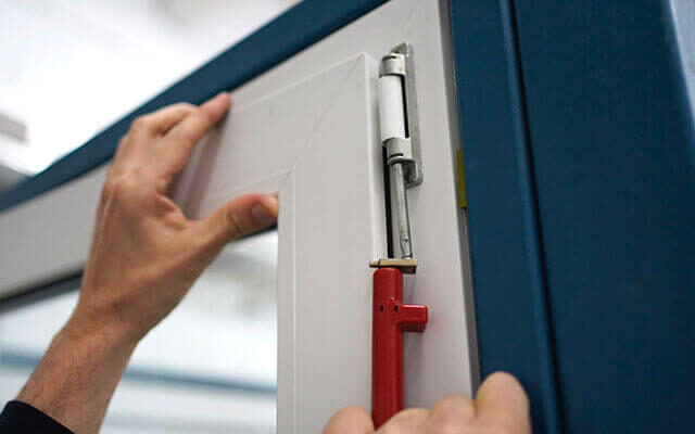 Як правильно зняти пластикове вікно з завісів: покрокова інструкція