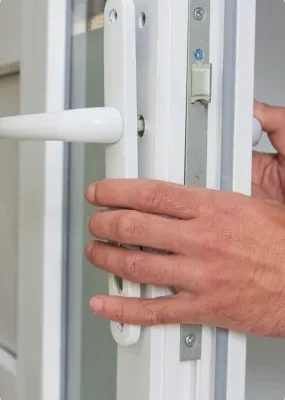 Як самостійно зняти захисну плівку з пластикових вікон удома