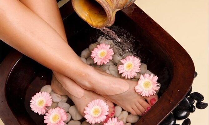 Як швидко зняти набряк ніг вдома: ефективні методи та поради