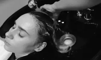 Як видалити фарбу для волосся з одягу: ефективні методи та поради