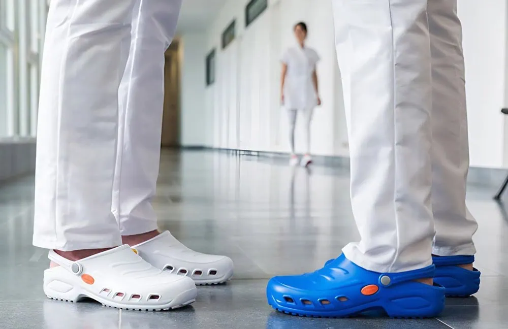 Чи варто носити крокси: плюси, мінуси та поради