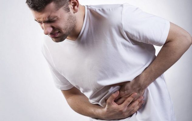 Здуття живота та біль у правому боці: причини та лікування