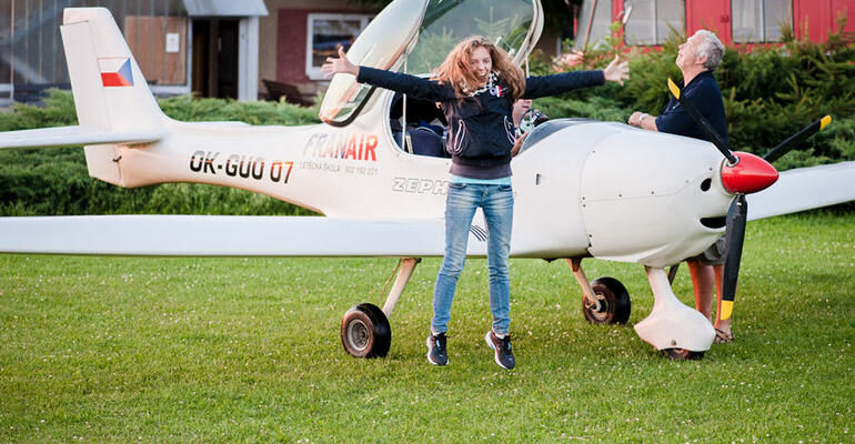 Багато літаків у небі уві сні: тлумачення та значення сновидіння