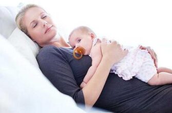 Чи безпечно немовлятам спати на животі: поради для батьків