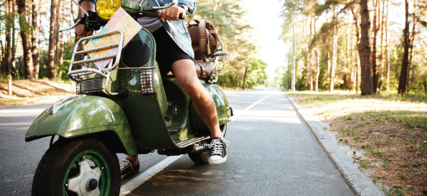 Чи потрібні водійські права для керування мопедом в Україні?