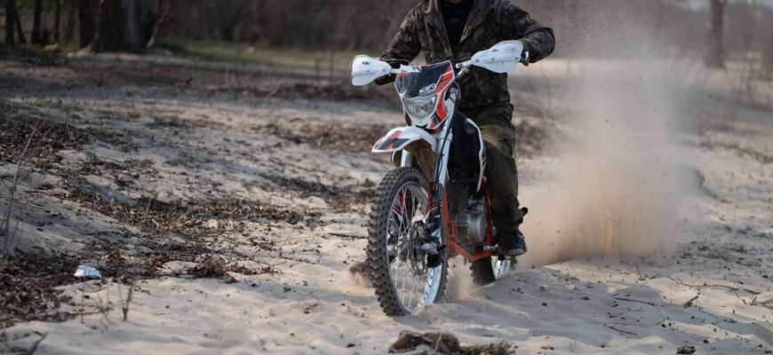 Чи потрібні водійські права для керування пітбайком в Україні?