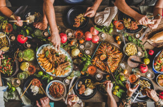 До чого сниться багато людей за столом: значення та символіка сну