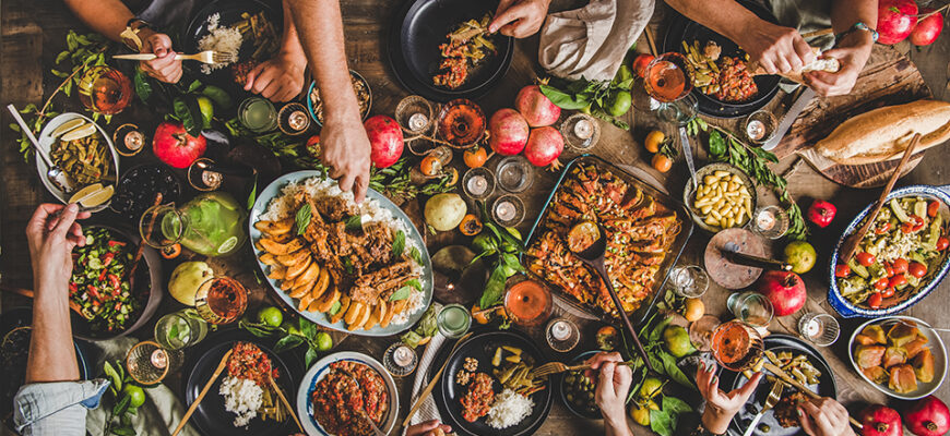 До чого сниться багато людей за столом: значення та символіка сну