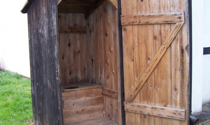 До чого сниться сільський туалет: тлумачення сновидіння і значення сну