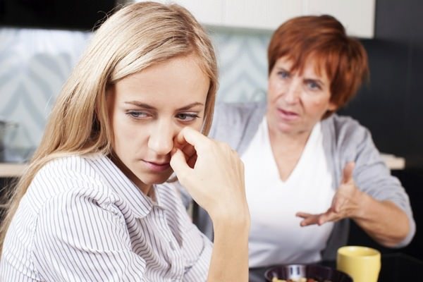 Навіщо сниться сварка з мамою і як витлумачити такий сон?