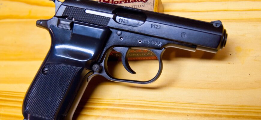 Хто може володіти травматичною зброєю в Україні: права та обмеження