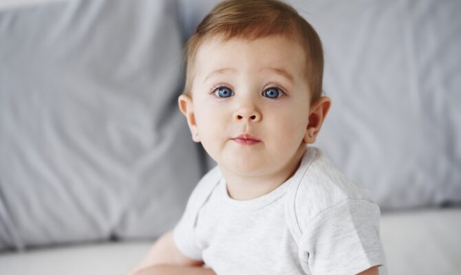 Що повинен вміти робити малюк у 7 місяців: ключові навички розвитку