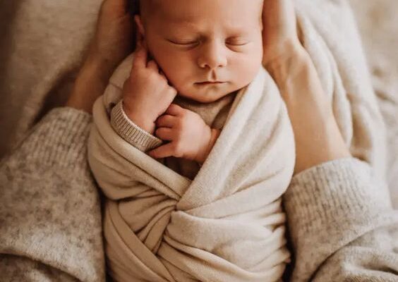 Скільки годин має спати новонароджена дитина для здорового розвитку?