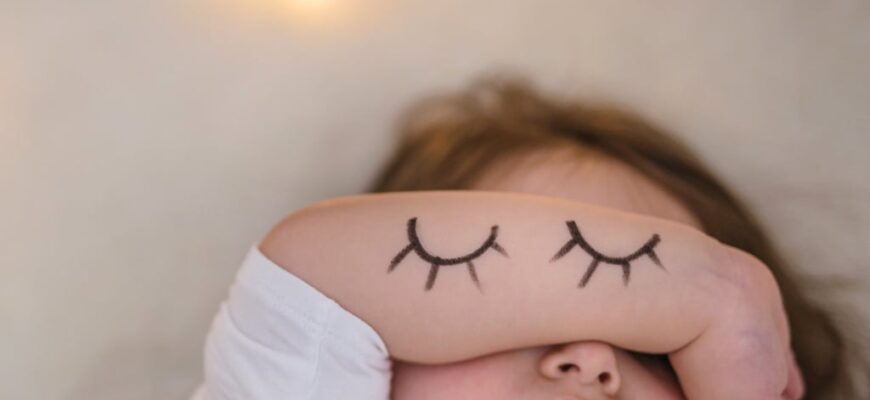 Скільки годин сну потрібно 2-річній дитині для здорового розвитку?